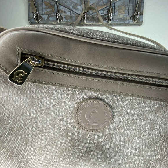 Vintage Carryland Crossbody Bag - Picture 8 of 9
